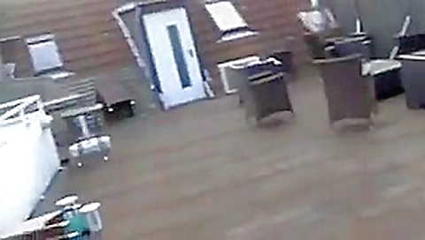 Polvo en pov con morena en una silla