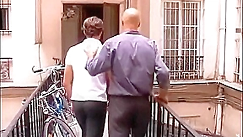 Un trio infernal de bi avec sucette et penetration inattendues